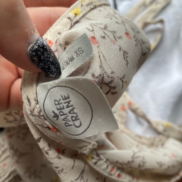 Floral top with a tie in the back - Picture 3 of 3